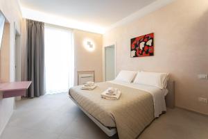 泰尔莫利La casa sul muraglione的一间卧室配有一张床,上面有两条毛巾