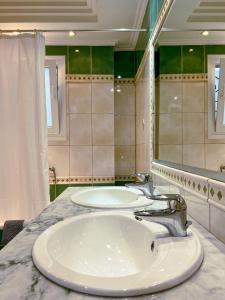 卡瓦拉Down town villa Kavala的一间带水槽和大镜子的浴室
