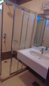 埃尔比勒埃尔比勒BL酒店的浴室配有白色水槽和淋浴。