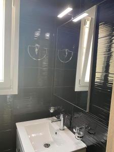 斯卡拉马里昂Chrystal Boutique Suite的一间带水槽和镜子的浴室