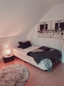 哈雷威斯特法伦Rosindell Brunnenhaus的一间卧室配有一张床和一张带台灯的桌子