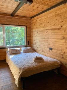 ZhvanetsВоллен的小木屋内一间卧室,配有一张床