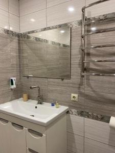 ZhvanetsВоллен的浴室配有盥洗盆和带镜子的淋浴