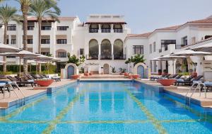 阿莱曼1 Bedroom Suite @ The address Golf Marassi Resort的酒店前的游泳池