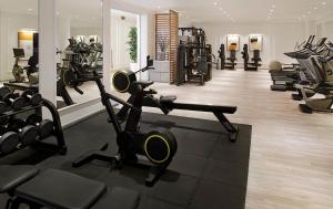 阿莱曼1 Bedroom Suite @ The address Golf Marassi Resort的健身房里有很多健身器材