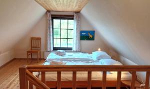 ZirkowBlaues Haus by Rujana的一间卧室,在阁楼上设有床和窗户