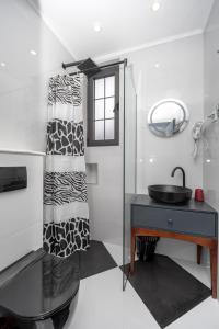多布拉沃达Baba's Hotel & Spa的浴室设有黑色水槽和镜子