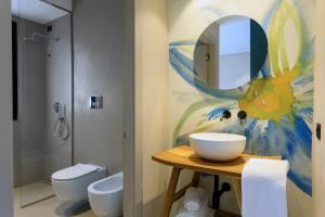 卡塔尼亚Ollen apartments的一间带水槽和镜子的浴室
