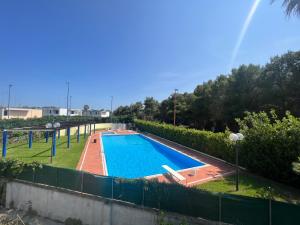 托里德欧索Mya Vacanze的围栏旁的院子内的游泳池