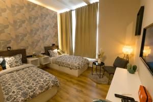 布鲁塞尔Golden Dove Luxury Aparts的酒店客房配有两张床和一张书桌
