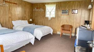 SurreyRachel's Motel and Cottages的酒店客房设有两张床和电视。