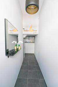 布鲁塞尔Golden Dove Luxury Aparts的走廊上铺着瓷砖地板,并标有胶原橙色商店的标志