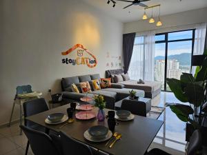 乔治市Beacon Executive Suite by stayCATion Homestay的客厅配有沙发和桌子