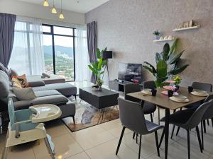 乔治市Beacon Executive Suite by stayCATion Homestay的客厅配有沙发和桌椅