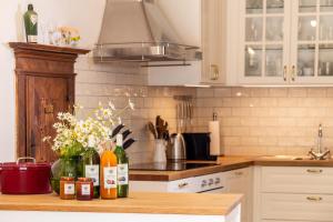 巴特奥塞Podenhaus的厨房配有带瓶装葡萄酒和鲜花的柜台