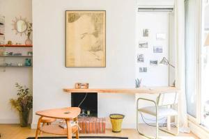 马赛Le Gabian的客房设有书桌、桌子和椅子。