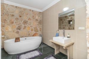 安塔利亚Villa ANATOLIAN的带浴缸和盥洗盆的浴室