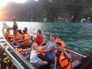 Ban Chieo Ko帕维里度假酒店的一群人,在船上