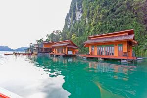 Ban Chieo Ko帕维里度假酒店的山边的水面上一排房子
