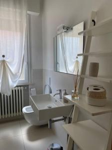 圣阿尔坎杰洛-迪罗马涅Casetta Mia - Holiday Family House的白色的浴室设有卫生间和水槽。