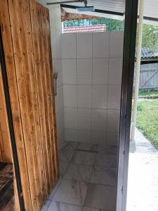 CiunganiCamping Ciungani的浴室里设有玻璃门淋浴