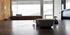 贝斯和圣阿纳斯泰斯Appartement au pied des pistes的咖啡杯,坐在桌子上,带有勺子