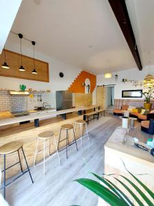 比亚里茨COAST - Utopy Hostel的一个带椅子的大客厅和厨房
