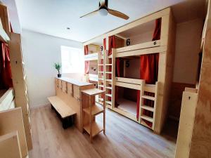 比亚里茨COAST - Utopy Hostel的宿舍间配有双层床和书桌。