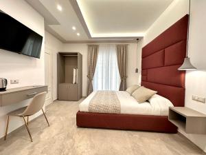 阿杰罗拉Good Vibes Luxury Rooms的一间卧室配有一张大床和红色床头板