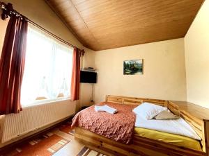 YundolaVila Katerina的一间卧室设有一张床和一个大窗户