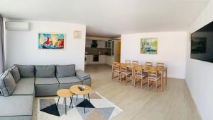 索佐波尔阿波罗尼亚公寓 的客厅配有沙发和桌椅