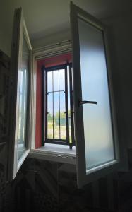 SecchiaSala dell Estate Guest House的享有田野景致的窗户