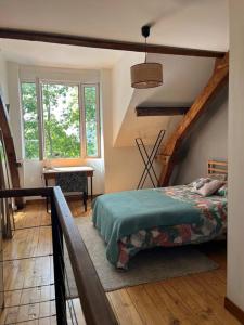 布里夫拉盖亚尔德Duplex de charme en centre ville avec terrasse的一间带一张床的卧室,位于带楼梯的房间