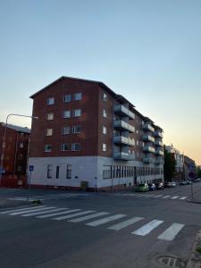 科特卡Viihtyisä huoneisto keskustassa.的街道拐角处的大建筑