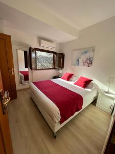 罗马Minerva Monks Inn的一间卧室配有一张带红色枕头的大床