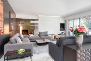 日内瓦Park Villa Geneva - Swiss Hotel Apartments的客厅设有两张沙发和一个壁炉