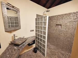 贝岛Villa Mbolatsara的带淋浴和盥洗盆的浴室