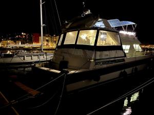 塞特港Navï, yacht privé face au Mont Saint-Clair的船在晚上停靠在港口