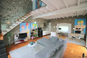 伊斯拉Villas San Roque Isla的客厅设有灰色的沙发和楼梯。