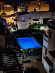 滨海罗克塔斯Villa Sara Holidays的一座建筑物中间的游泳池
