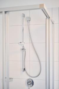 巴登-巴登赫希兰德卡斯托酒店的浴室内配有淋浴和头顶淋浴