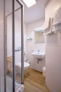 巴登-巴登赫希兰德卡斯托酒店的一间带卫生间和水槽的浴室