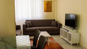 凯麦尔BELİS APART & PANSİYON的带沙发和电视的客厅