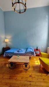 比雷埃夫斯Yellow and blue relax house的一间卧室配有一张床、一张桌子和一张沙发