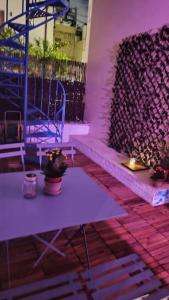 比雷埃夫斯Yellow and blue relax house的一间设有两张桌子和紫色墙壁的房间