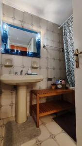 比雷埃夫斯Yellow and blue relax house的一间带水槽和镜子的浴室