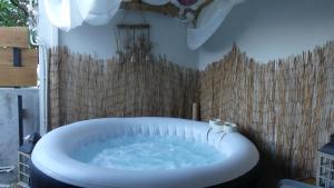 圣菲利普Le Farin la pluie by LONBRAZ VOLKAN的带浴缸的浴室和木墙
