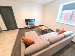 迪斯伯里Homestay by BIC Oates 8的带沙发和平面电视的客厅