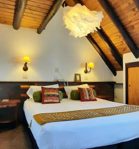 格塞尔镇Hotel Boutique Arenarena的卧室配有一张带白色床单和枕头的大床。