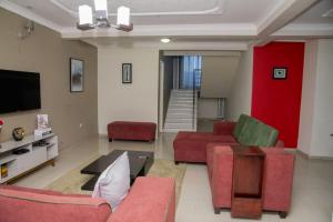 卢萨卡Royal Suites Apartments的客厅配有红色家具和红色墙壁